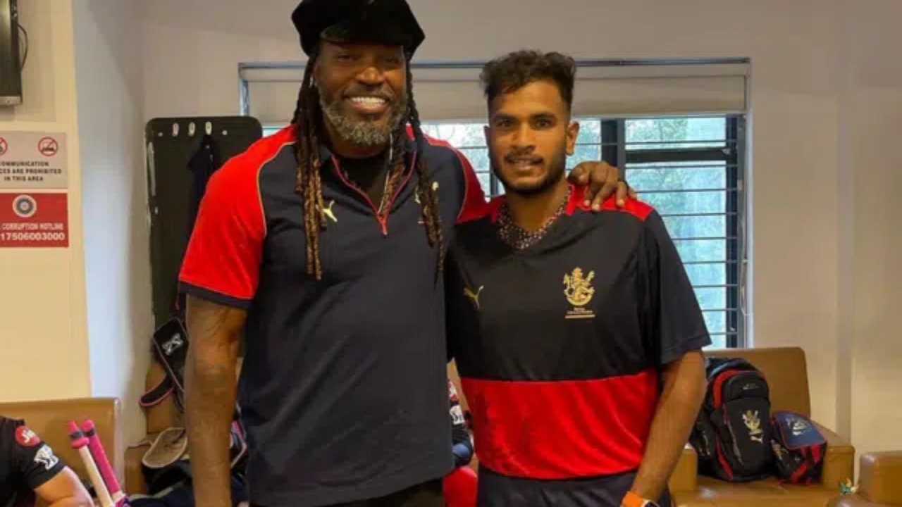 Vijaykumar Vyshak With Chris Gayle